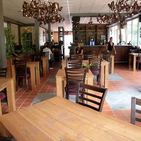 Comfy Bungalow With A Fire Place, In The Forest Сasa de vacaciones