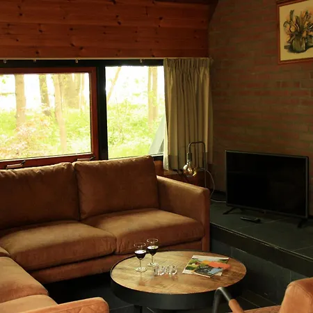 Сasa de vacaciones Comfy Bungalow With A Fire Place, In The Forest *