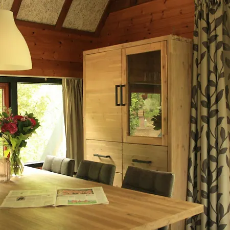 Comfy Bungalow With A Fire Place, In The Forest Сasa de vacaciones
